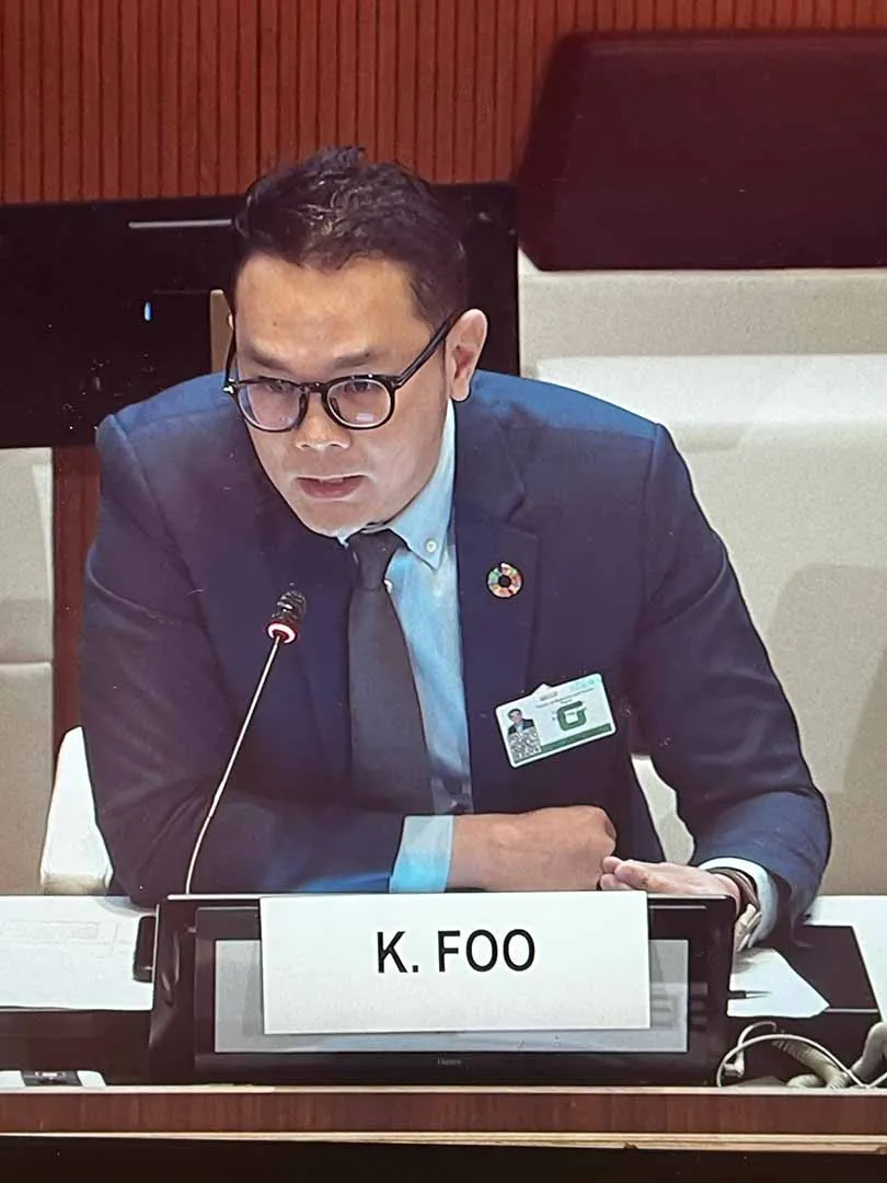 Keelong Foo speaking at the UN with his K. Foo nameplate