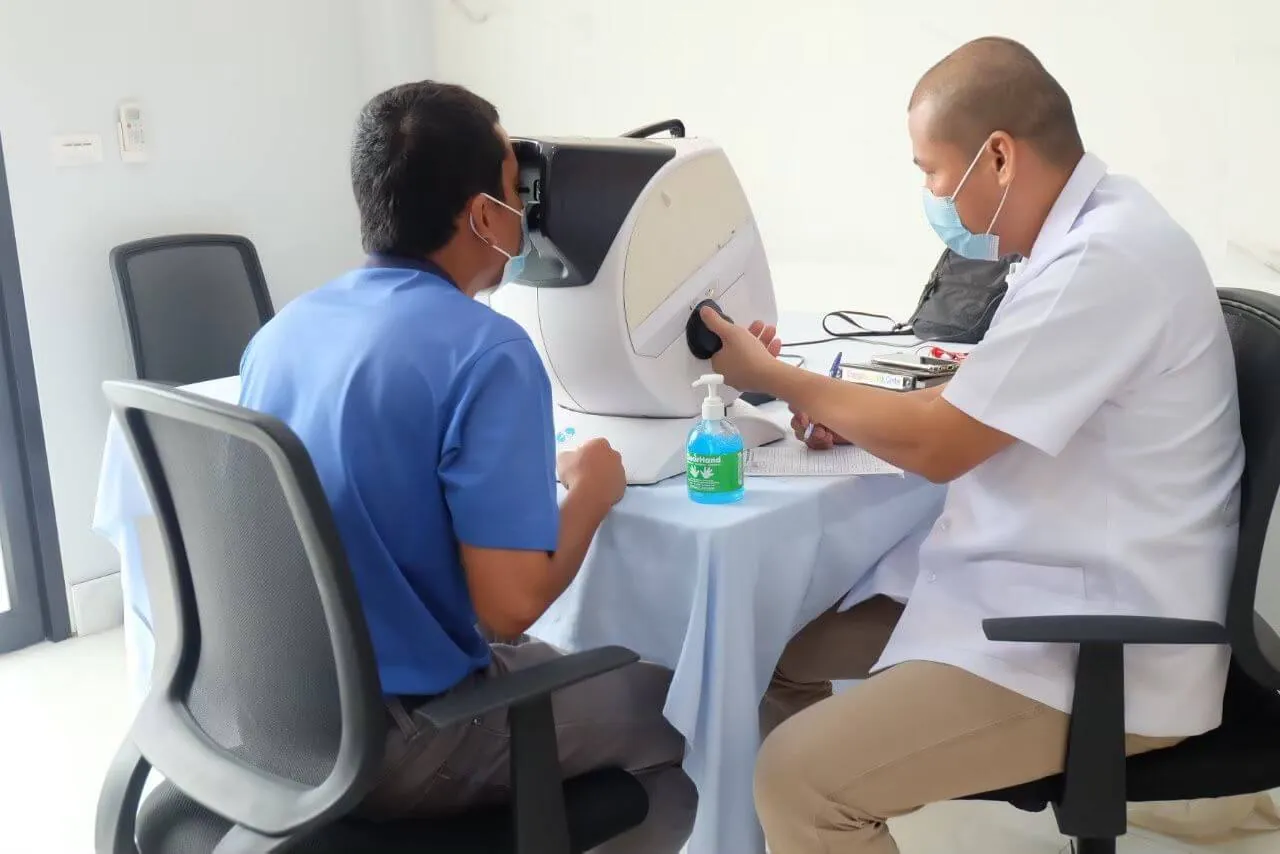 A Tat Win staff health check-up